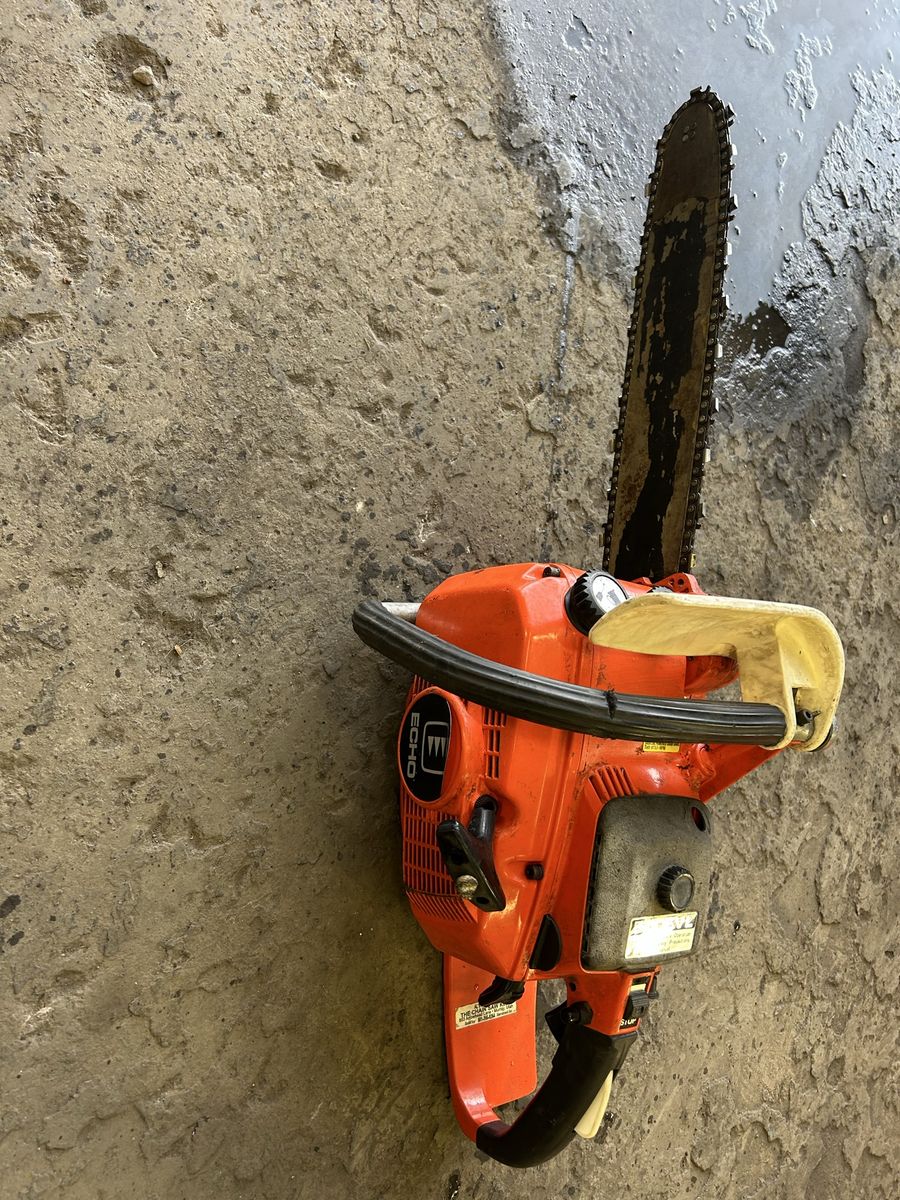 Commercial Echo Kioritz 500EVL Gas Chainsaw with Bar and Chain - Runs Great be a Logger!