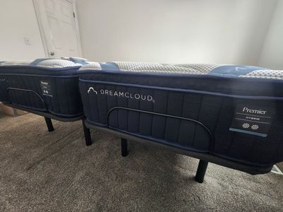 DreamCloud Premier Hybrid Split King Mattresses included with Classic Adjustable Bases, Like New!