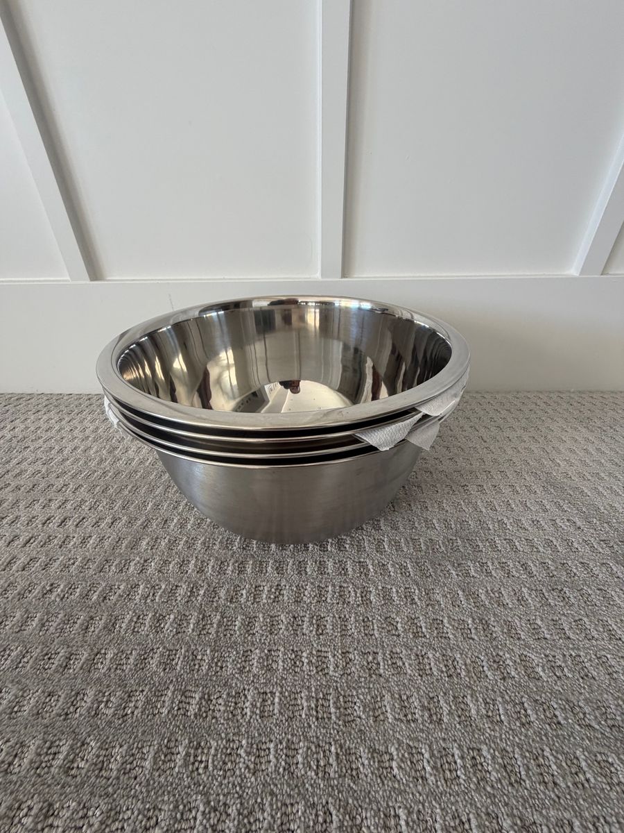 8qt. Stainless Steel Mixing Bowl - Like new (only used once)