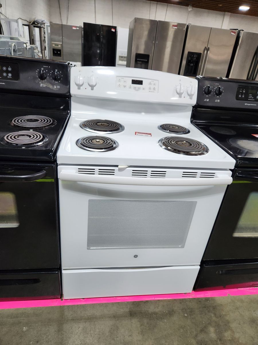 BEAUTIFUL WHITE GE COIL TOP RANGE! W-WARRANTY