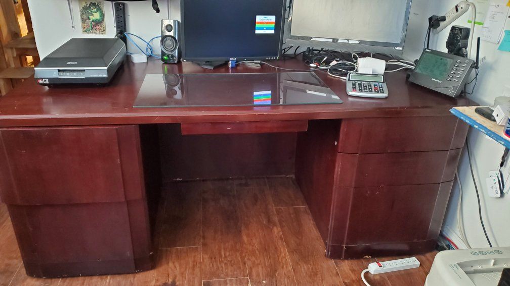 Desk, beautiful solid mahogany desk