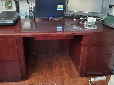 Desk, beautiful solid mahogany desk