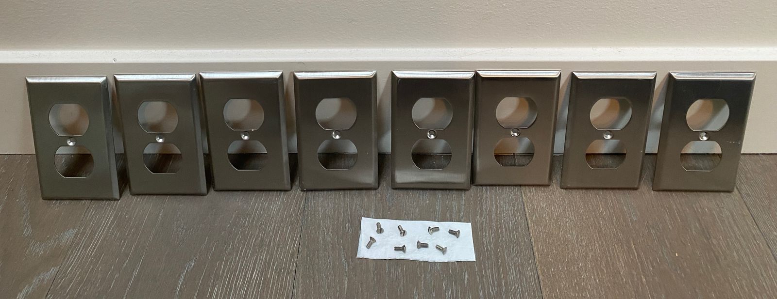 Single Gang Duplex Metal Wall Plate - electrical - Set of 8 with screws - Near New Condition