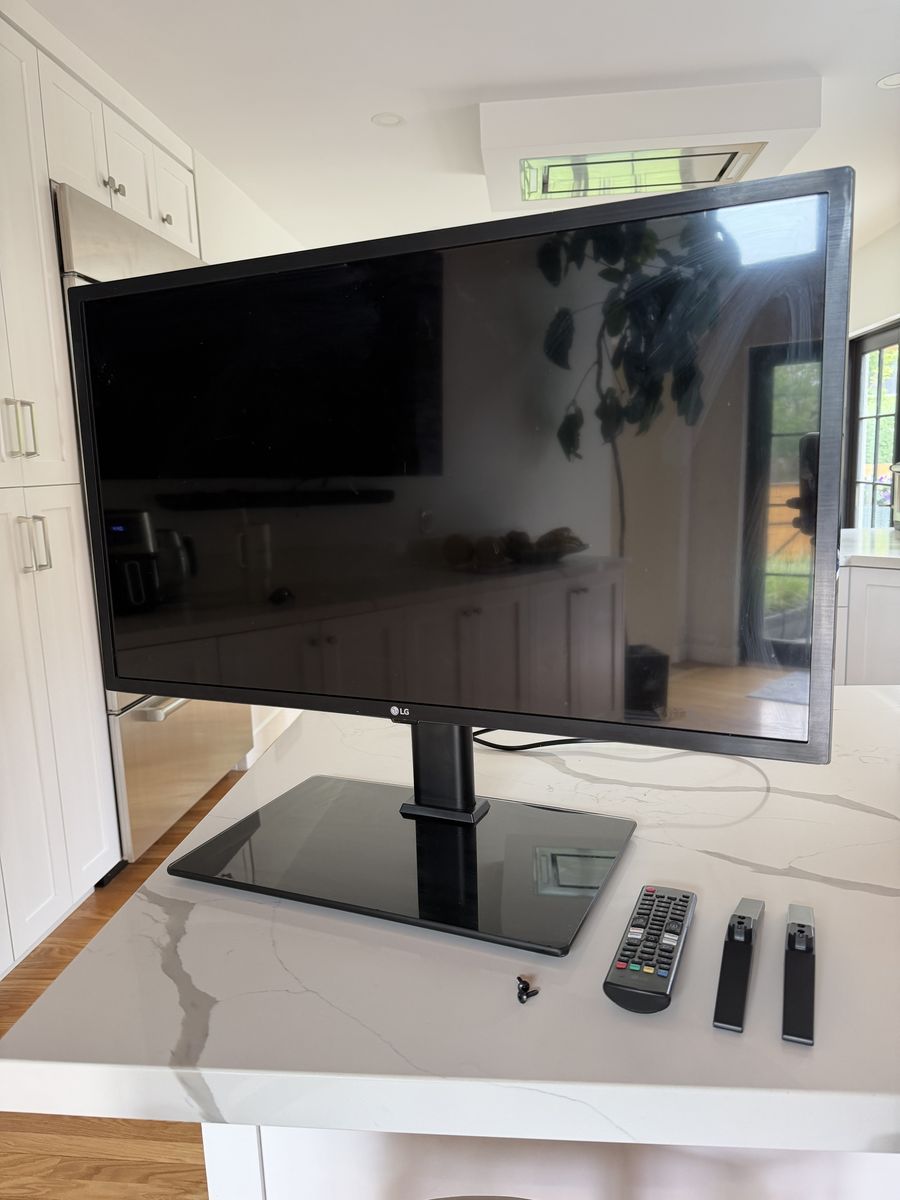 32” LG flatscreen TV