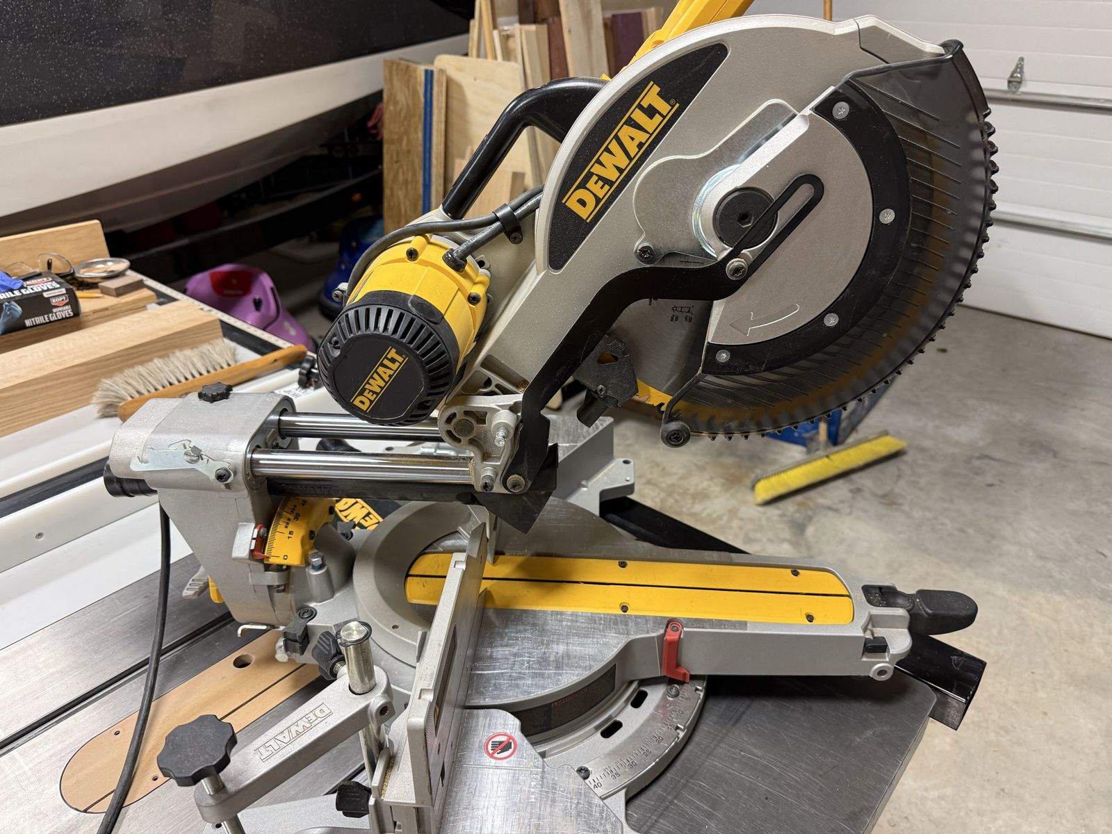 DeWalt 12 inch sliding compound miter saw 15 amp.