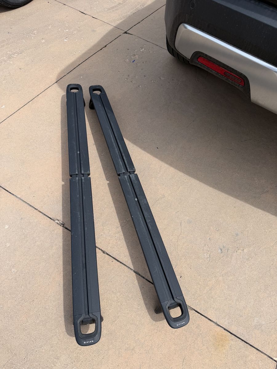Rivian R1 cargo cross bars (lockable; color Dark)