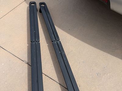 Rivian R1 cargo cross bars (lockable; color Dark)