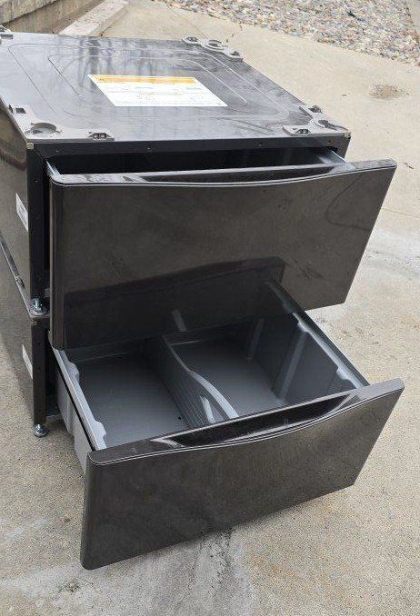 2 washer dryer pedestals LG WDP4B