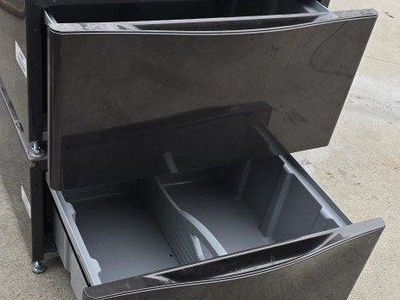 2 washer dryer pedestals LG WDP4B