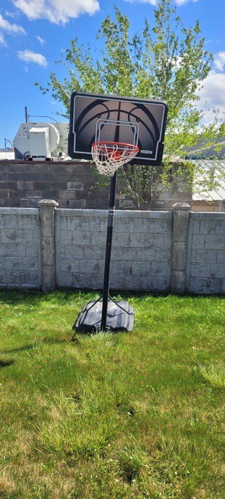 Lifetime adjustable basketball stand