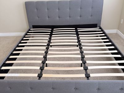 King bedframe & mattress