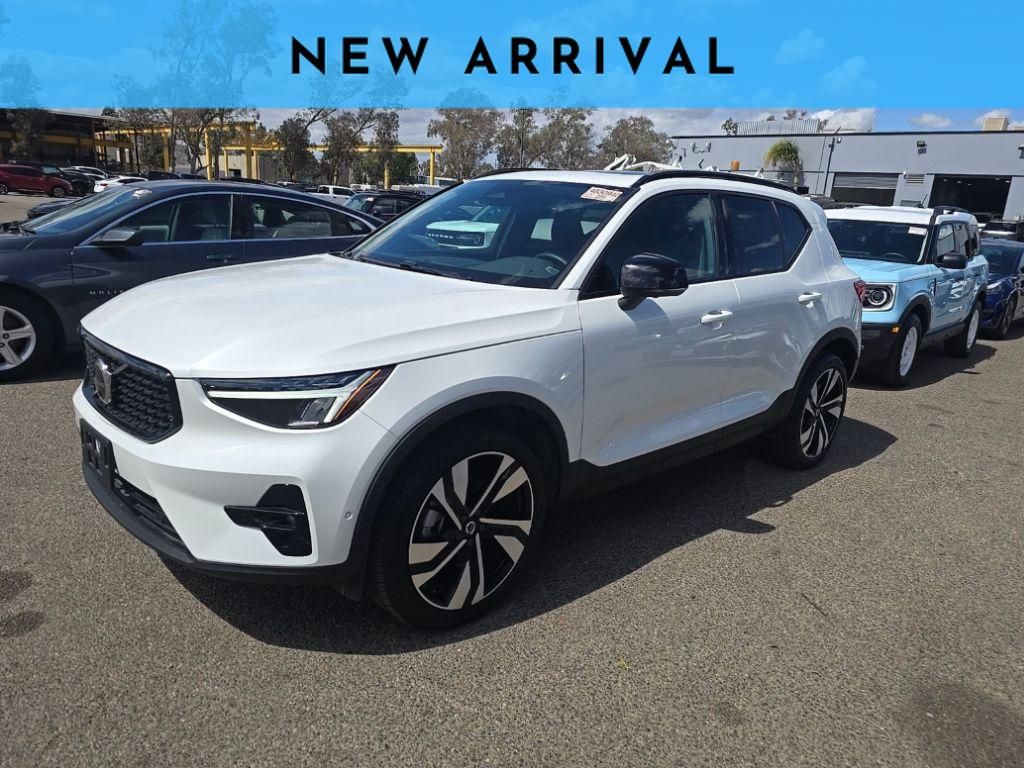 2025 Volvo XC40 B5 Plus Dark Theme