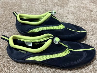 Men’s Size 7/8 Water Shoes