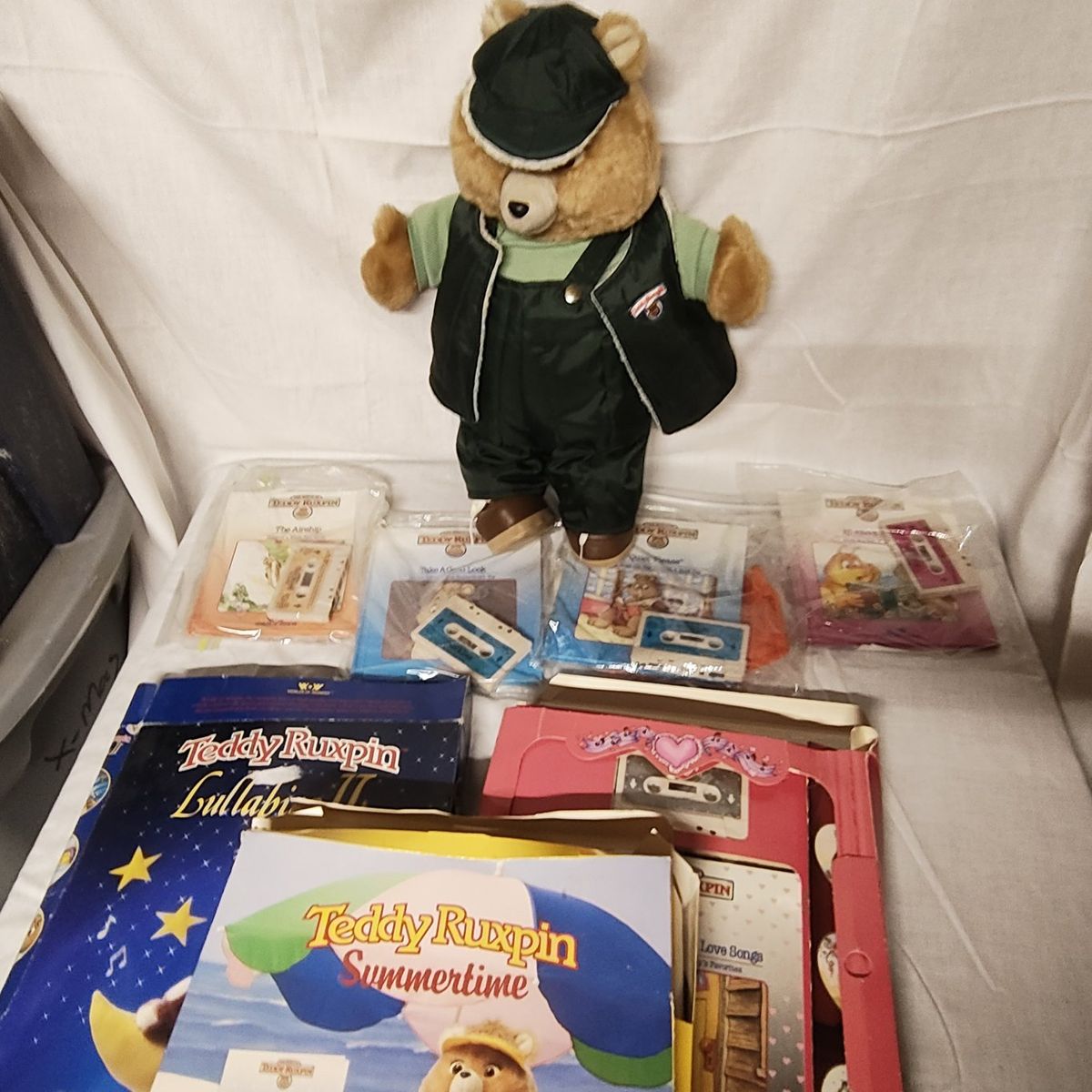 Teddy Ruxpin 1985 - 3 Outfits- 7 Books Tapes Works