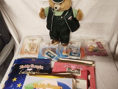 Teddy Ruxpin 1985 - 3 Outfits- 7 Books Tapes Works