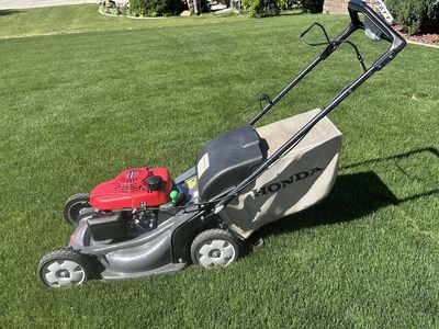 Honda HRX 217 vka 21" Self-Propelled Gas Lawn Mower.