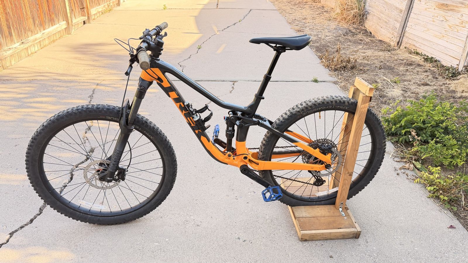 2023 Trek Fuel EX 5 Gen 5 Mountain Bike - Small, 27.5" Wheels, Full Suspension, Marigold/Black