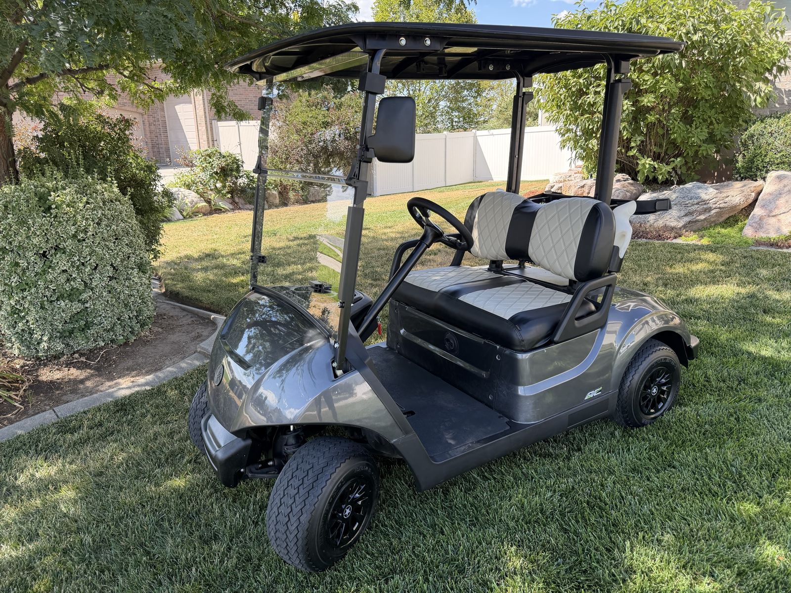 2023 Yamaha Drive 2 Electric Golf Cart - Gray