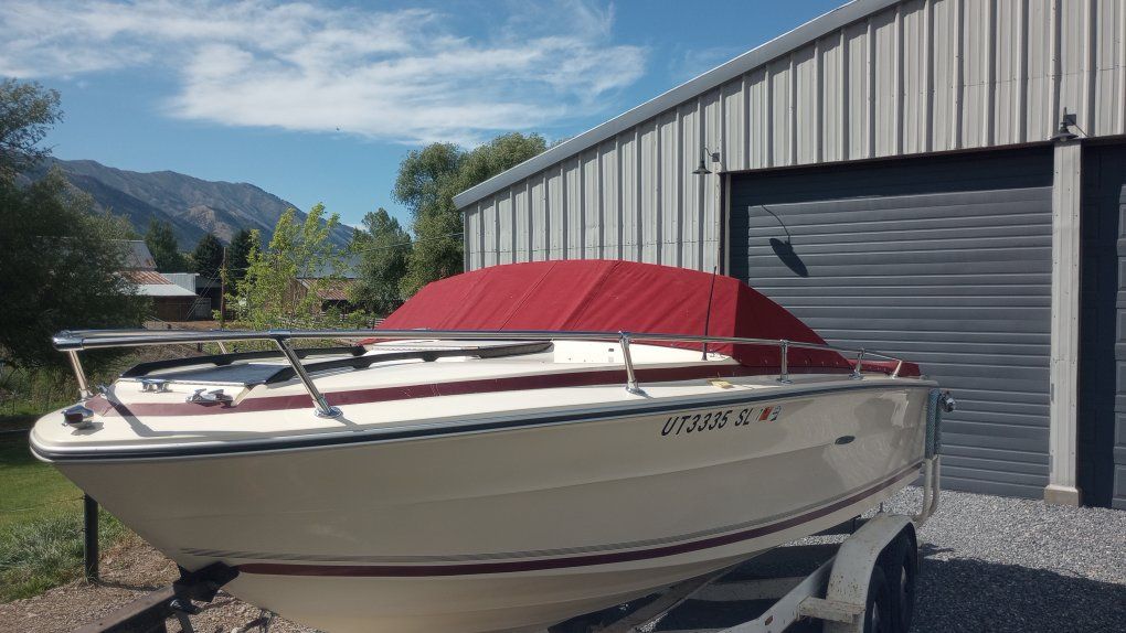 Sea Ray Bowrider Boat with Red/White Interior and Cover - Used