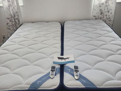 Dreamcloud Premier Hybrid Split King Mattress Set With Ergomotion Power Adjustable Bases, Like New