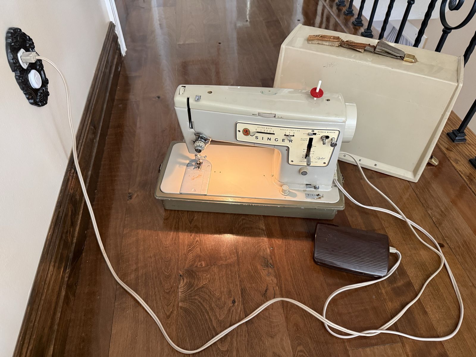 Vintage rare Singer sewing machine stylist model 457 sold as is. No idea what it needs.
