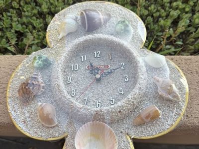 New Decor clock-wall beach-themed hourglass featuring seashells and sand within a clover- or flower-