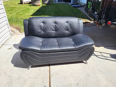 Black Leather Loveseat w/Chrome Legs
Qty-1