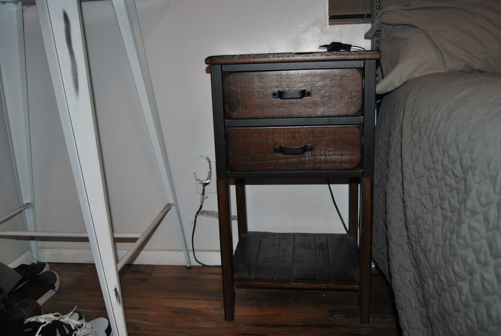 2 Nightstands