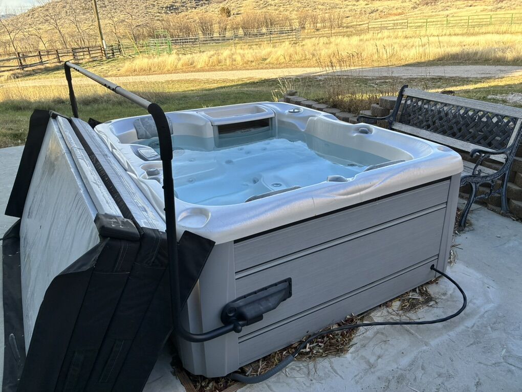 BEST DEAL Hot Tub '22 Sundance Capri 880 Hookup In