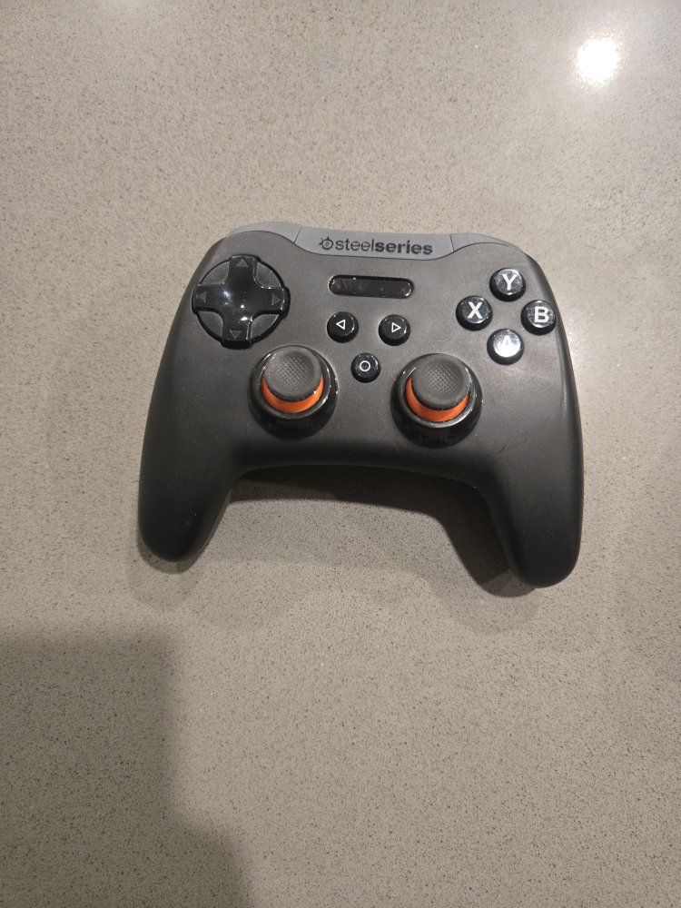 2 Steelseries Stratus XL controllers