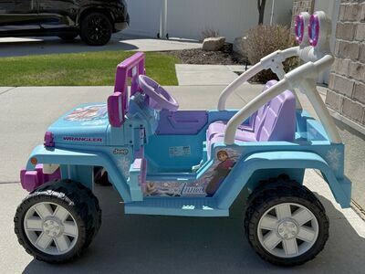 Power Wheels Disney Frozen Jeep Wrangler Ride-On Toy with Songs & Sounds