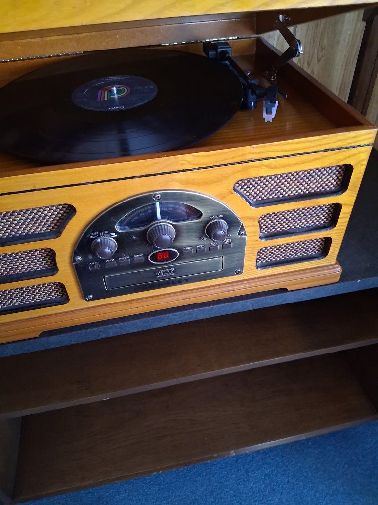 Crosley Rochester records player, cd player, and am/fm radio