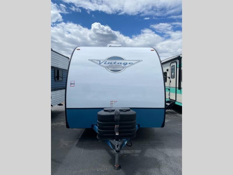 New 2025 Gulf Stream RV Vintage Cruiser Lightweight Travel Trailer with Slide-Out & Retro Design (19CSK)