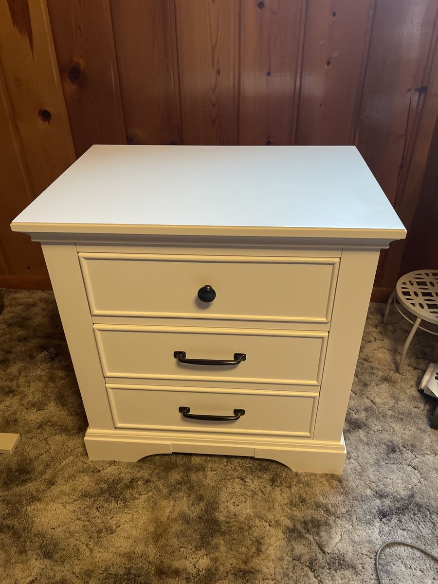 White Nightstand with 2 Drawers - Modern Bedroom nightstand, Excellent Condition