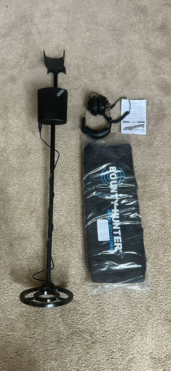 Bounty Hunter Lone Star Metal Detector Kit with Case and Headphones