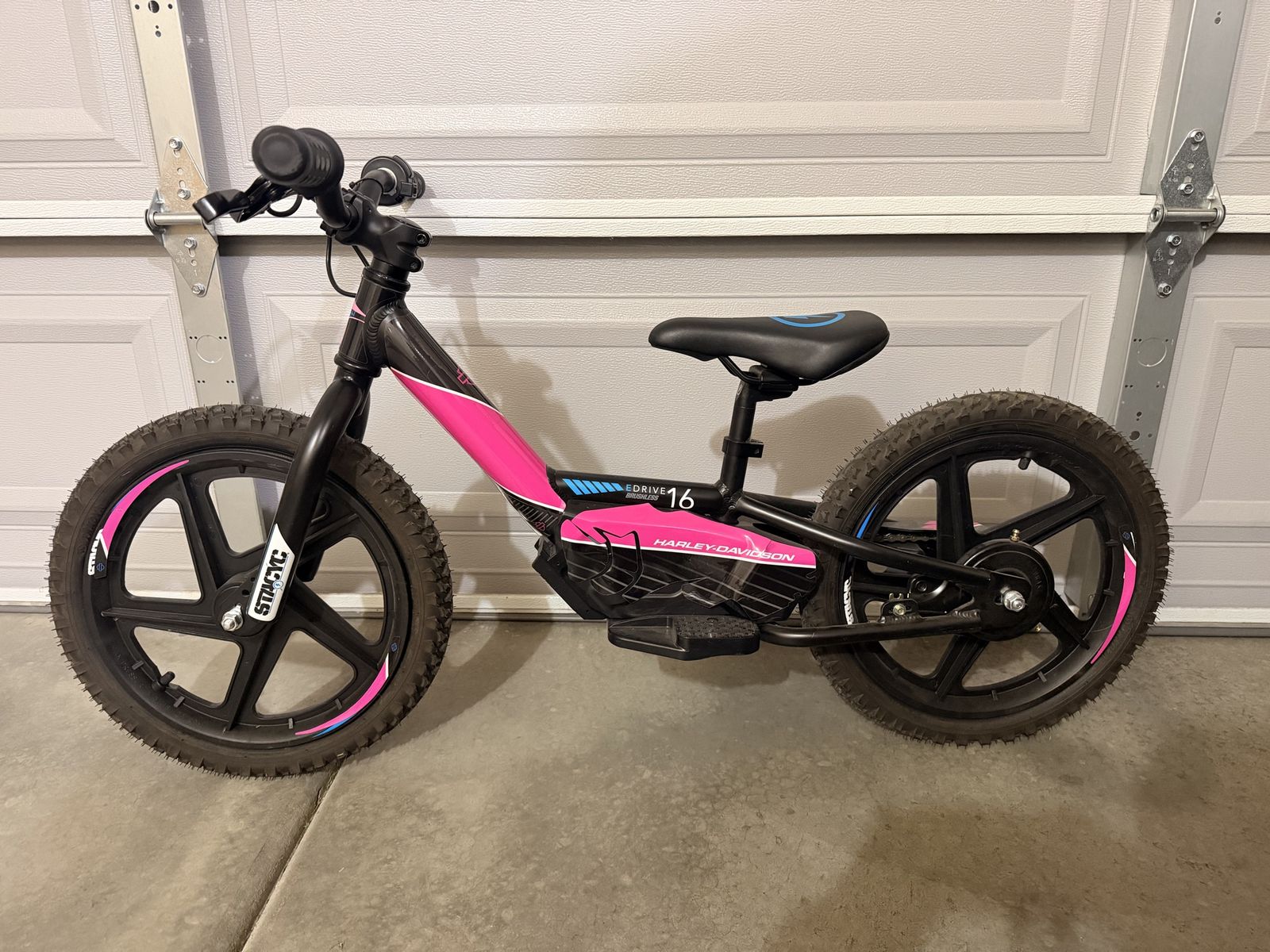 STACYC 16eDRIVE 16" Electric Balance Bike - Black/Pink