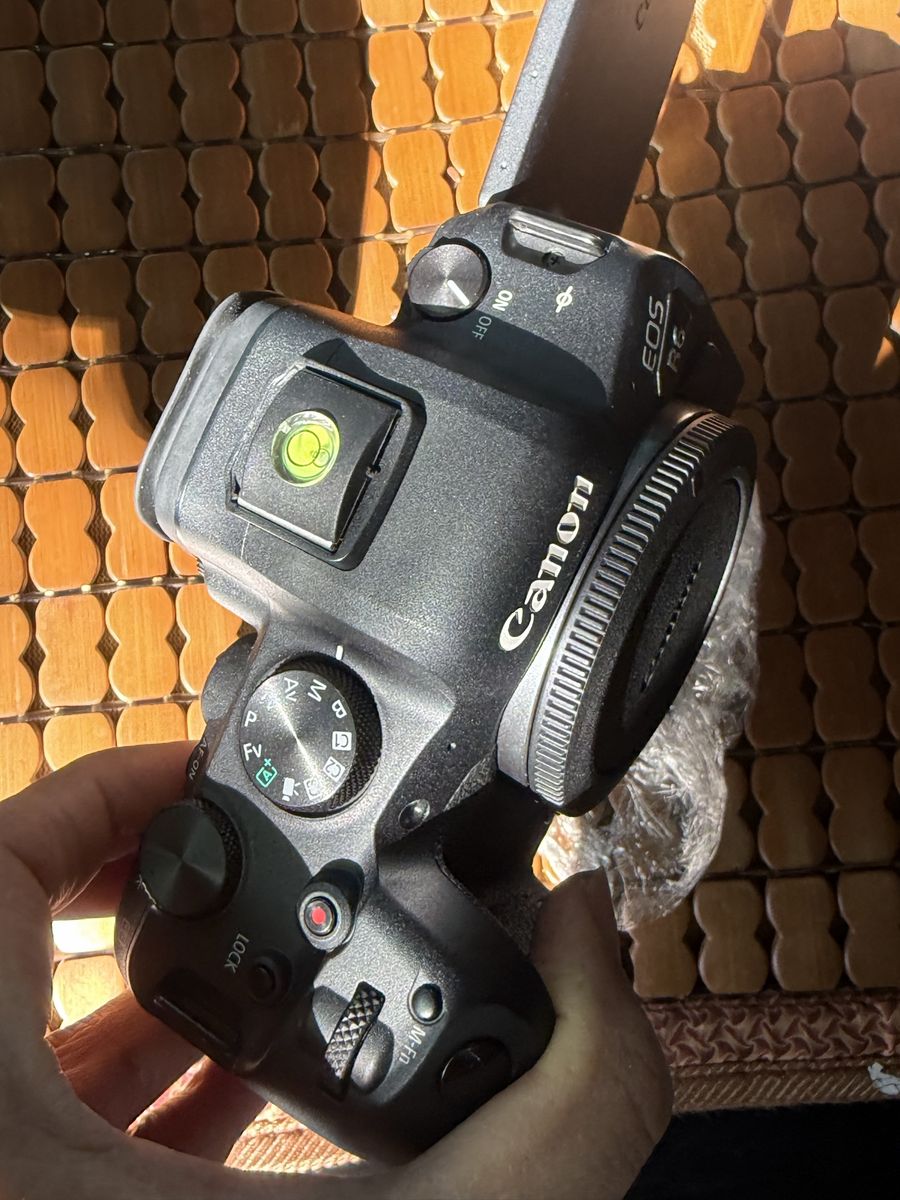 Canon R6 like new , 9k shots
