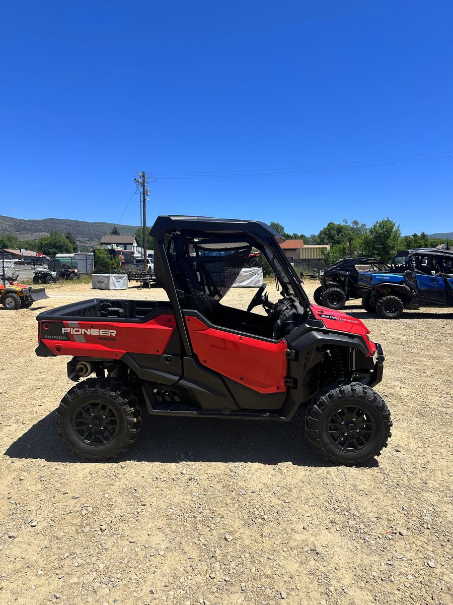 2025 HONDA Pioneer 1000 Deluxe Hero Red - H02456-C