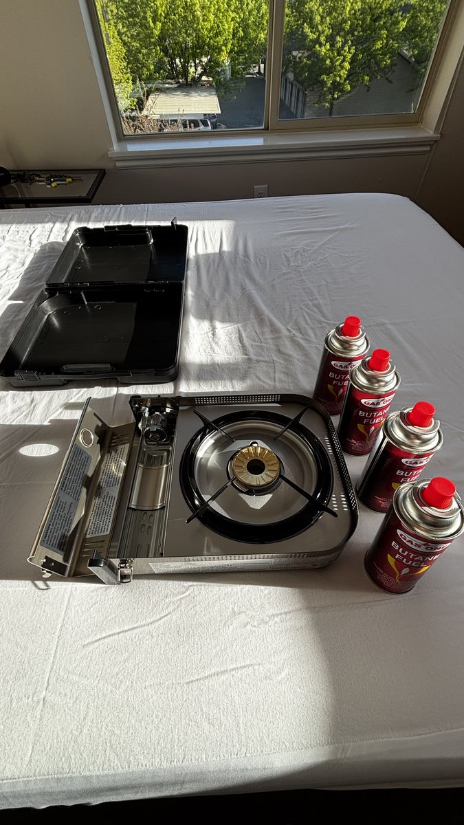 Iwatani 35FW Single-Burner Butane Portable Cooktop & 4 Fuel Canisters