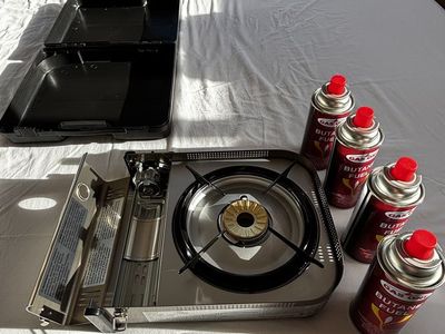 Iwatani 35FW Single-Burner Butane Portable Cooktop & 4 Fuel Canisters