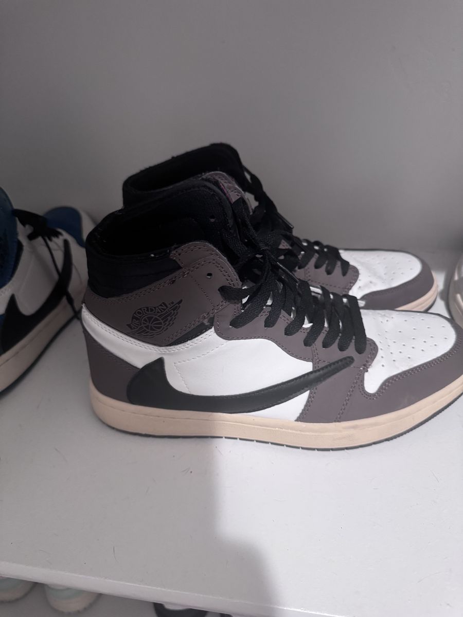 4 pairs of Travis Scott Reps Sz9