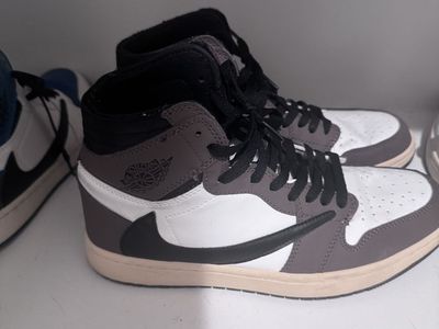 4 pairs of Travis Scott Reps Sz9