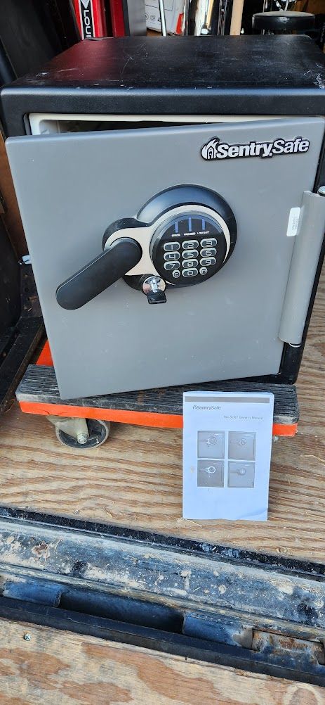 SentrySafe Fire Safe with Digital Keypad & Key - Works Great