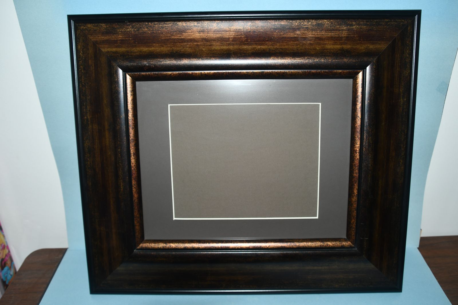BEAUTIFUL LARGE WOODEN PICTURE FRAME ~ BRUSHED GOLD HGHLIGHTS ~ 18" x 21" ~ HOLDS a 8" x 10" PICTURE