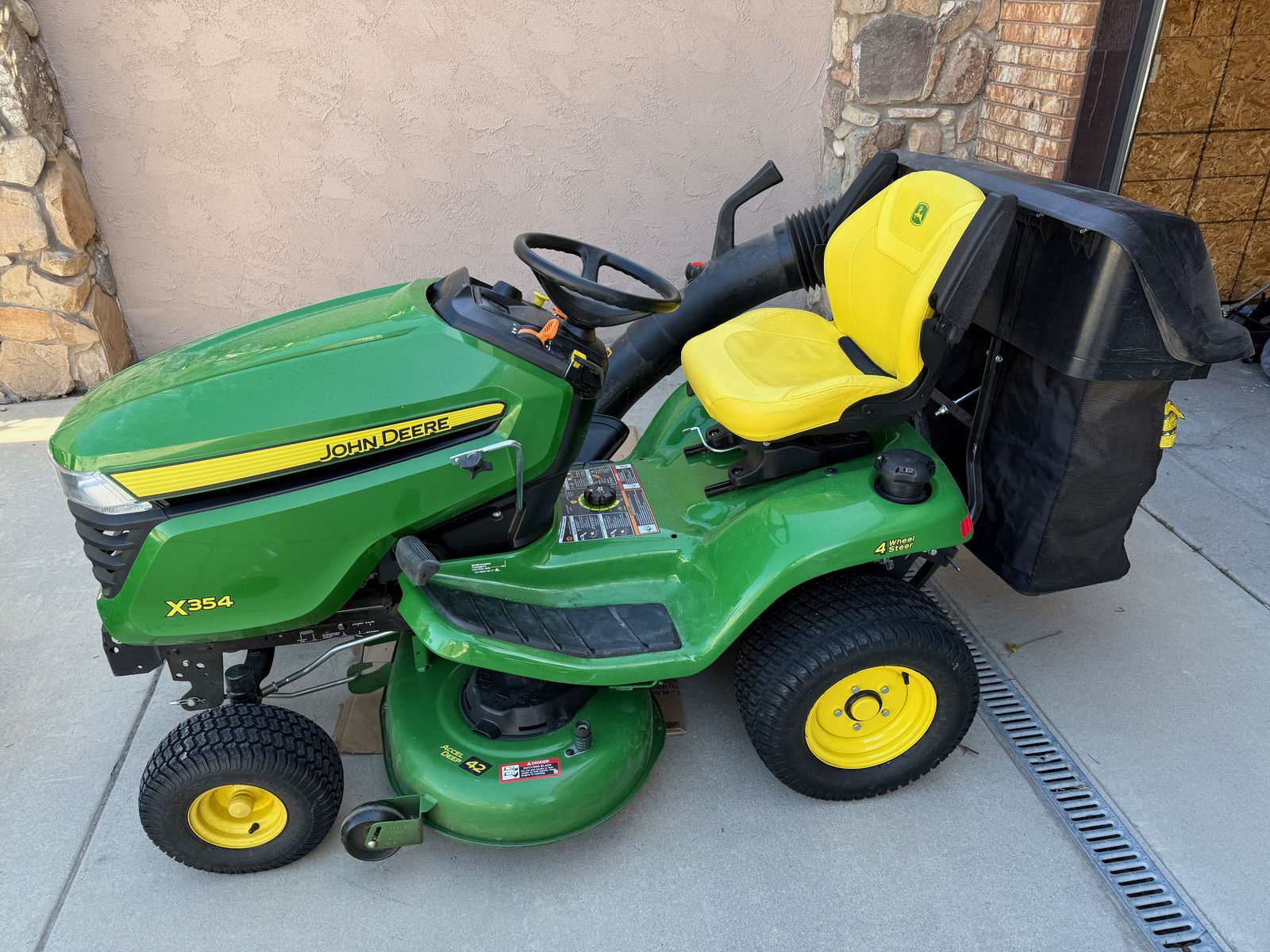 John Deere 2023 x354 Lawn Tractor