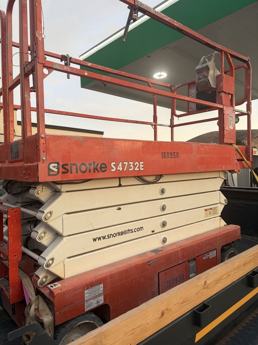 Snorkel S4732E Electric Scissor Lift - works great