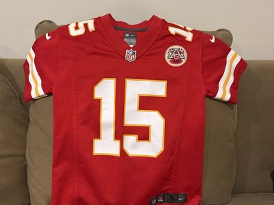 Nike Kansas City Chiefs Patrick Mahomes #15 Youth Small (8) Red NFL On Field Jersey - Unisex