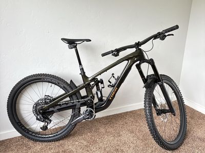 *New* 2025 Trek Slash 9.9 AXS XO1 High Pivot
