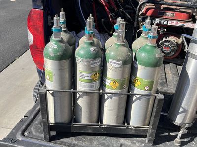 10 Oxygen Bottles w/carrier