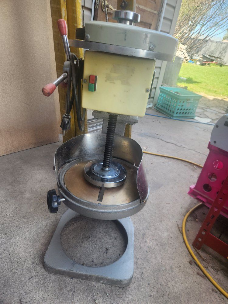 Commercial electric block ice shaver